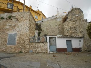 Lugar de la llegada de la conducción de agua salobre, choza adquirida por la Fundación Huete Futuro y cubo de la muralla