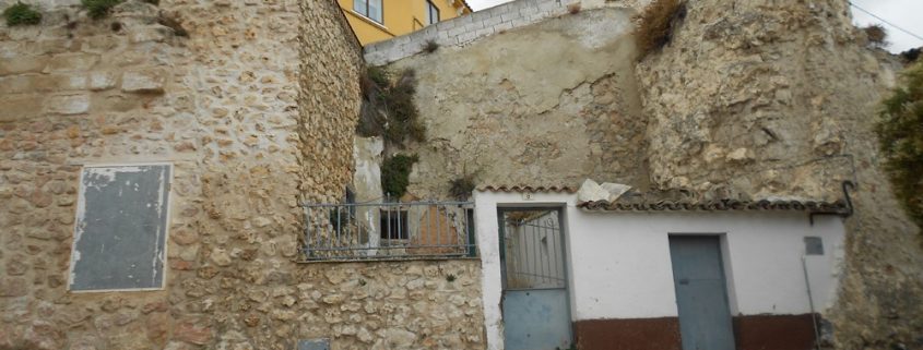 Lugar de la llegada de la conducción de agua salobre, choza adquirida por la Fundación Huete Futuro y cubo de la muralla